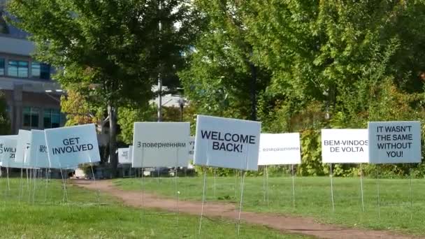 Motion Welcome Sign Grass Campus Coquitlam Canada — Stock Video