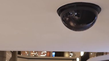 Dome güvenlik kamerası tavan alışveriş merkezi içinde üstüne