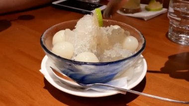Hareket içinde Çin restoranı dondurma yeme insan 