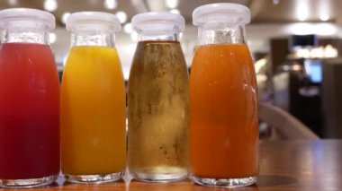 Şişe suyu Restoran içindeki tablo üzerinde taze dört kadeh kaydırmak