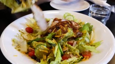 Susam salata Restoran içindeki tablo üzerinde hareket