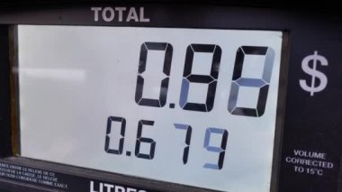 Artan benzin fiyatları pompa ekranda büyük ekran