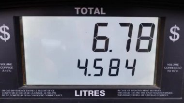 Artan benzin fiyatları pompa ekranda büyük ekran