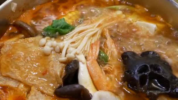 中国レストラン内沸騰鍋のトップ ショット — ストック動画