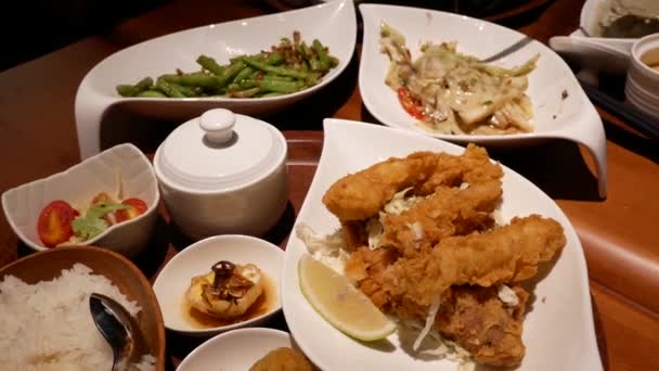中餐厅内餐桌上的开胃菜和蔬菜运动 — 图库视频影像