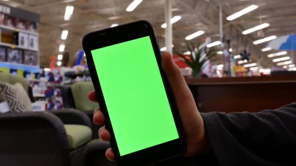 Movimento Pessoas Segurando Telefone Tela Verde Dentro Loja Pneus Canadense — Vídeo de Stock