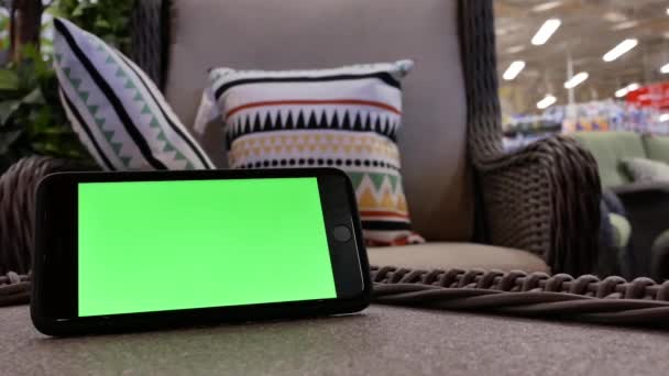 Movimiento Del Teléfono Pantalla Verde Frente Del Sofá Pantalla Dentro — Vídeo de stock