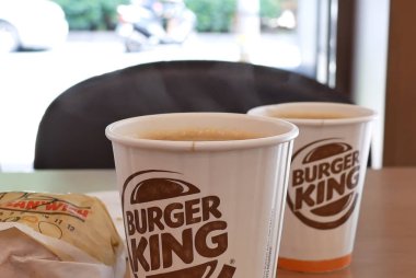 Taipei, Tayvan - 17 Ağustos 2018: Hareket sıcak kahve ile Burger King fast food Restoran, buhar