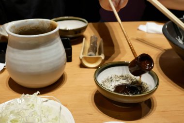 Hareket kadın susam Japon restoranında üzerinde sos dökme
