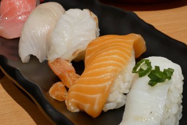 Hareket rulo somon balığı Japon lokantasında