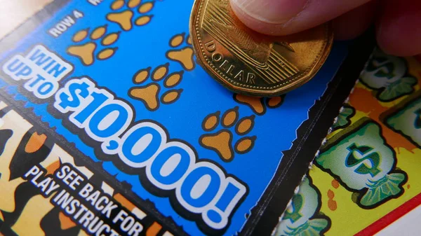 Coquitlam Canada 2018 Frau Zerkratzt Lottoschein Die Britische Kolumbianische Lotteriegesellschaft — Stockfoto
