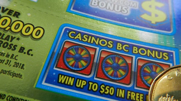 Coquitlam Canadá Octubre 2018 Mujer Rascando Billete Lotería Sección Bonos —  Fotos de Stock