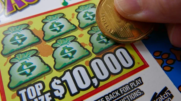 Coquitlam Canada Octubre 2018 Mujer Rascando Billete Lotería British Columbia —  Fotos de Stock