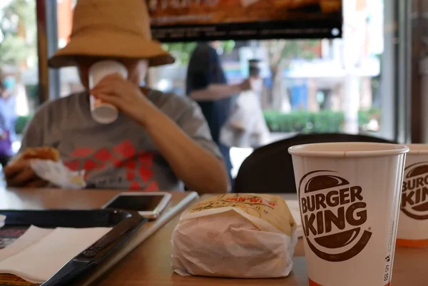 Taipei Taiwan August 2018 Blur Motion Woman Eating Burger Drinking — Stock Photo, Image