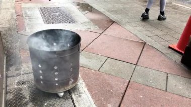 Hareket yanan joss altın ve gümüş onların atası olan yol üzerinde dua Tanrı ve anma için kağıt 