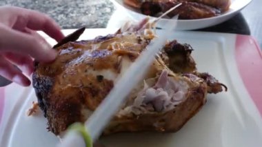 Seramik Şef bıçak ve kesme tavuk kesme tahtası üzerinde kullanan kadın hareketi 