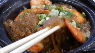 Çin restoranı içinde masada karides güveç yemek insanların hareket 
