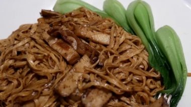 Hareket içinde restoran siyah truffle yağı ile yabani mantar ve kızarmış noodle 