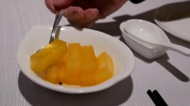 Çin restoranı içinde masada meze yemek insanların hareket