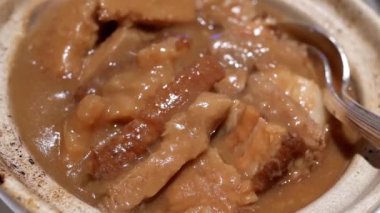 Demlenmiş Domuz eti ve taro Çin restoranı, küçük pot içinde hareket