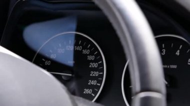 Hareket insan yüksek sürüş yol bump ve araba Pano Taipei Tayvan odaklanmak