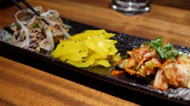 Japon restoranı içinde masada meze yemek insanların hareket 