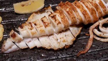 Derin su giyinmiş kalamar ve limon Japon restoranı içindeki tablo üzerinde tava