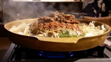 Hareket güveç kaynayan ve insanların içinde Çin restoran yemek yiyecek 