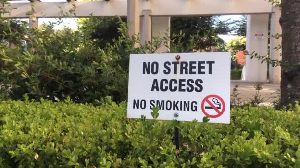 Hareketli Hiçbir Sokak Erişim Hiç Sigara Çilmez Işareti Çimenlerin Üzerinde — Stok video