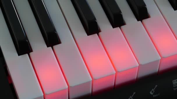 Top Shot Pianoforte Bianco Nero Tasti Tastiera Illuminazione Riproduzione Musica — Video Stock