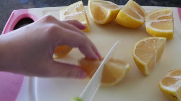 Movimiento Mujer Utilizando Cuchillo Cocina Cerámica Corte Limón Tabla Cortar — Vídeo de stock