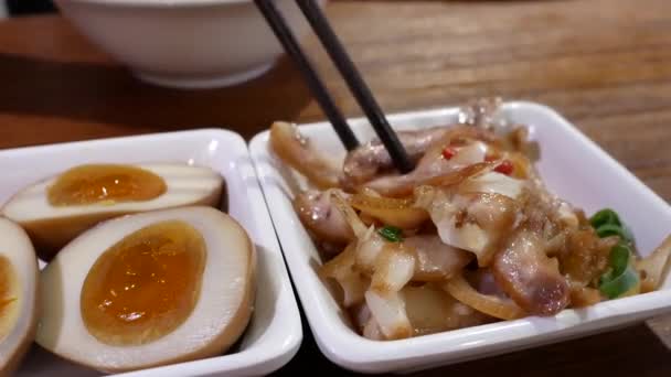 Movimento Pessoas Comendo Aperitivos Mesa Dentro Restaurante Chinês — Vídeo de Stock