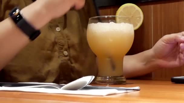 Motion Femme Serrant Citron Sur Jus Intérieur Restaurant Chinois — Video