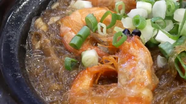 中式餐厅桌内蒸虾火锅的运动 — 图库视频影像