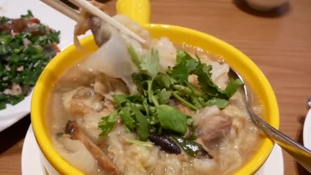 Movimiento Personas Comiendo Albóndigas Mariscos Aperitivos Mesa Dentro Del Restaurante — Vídeo de stock