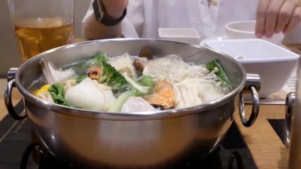 Hareket Güveç Içinde Koyarak Çin Lokantasında Yemek Çubuğu Kullanarak Insan — Stok video