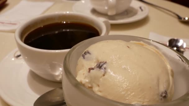 Κίνηση Του Παγωτό Και Καφές Στο Τραπέζι Μέσα Στο Εστιατόριο — Αρχείο Βίντεο