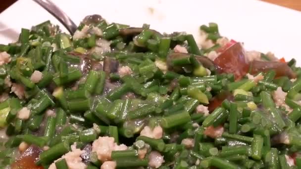 Movimiento Personas Comiendo Cerdo Frito Verduras Mesa Dentro Del Restaurante — Vídeo de stock