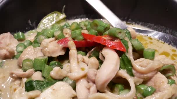 Moto Pollo Curry Verde Con Vapore Sul Tavolo All Interno — Video Stock