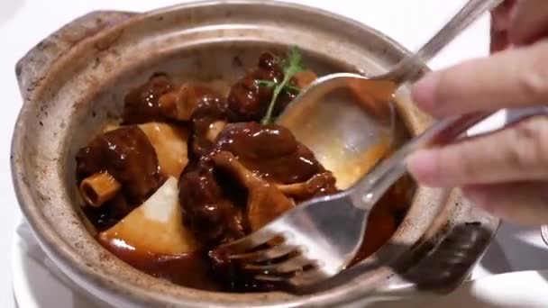 Motion People Eating Stewed Oxtail Radish Small Pot Chinese Restaurant — Stock Video