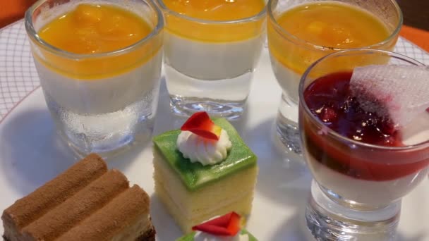 Pán Lövés Mango Mousse Mini Torta Táblán Belül Étterem — Stock videók