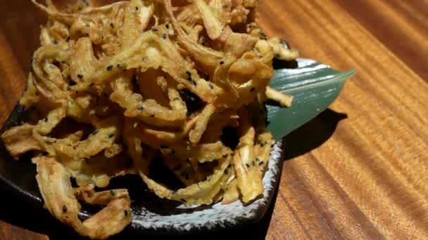 Derin Kızarmış Shredded Dulavratotu Meze Japon Restoranı Içindeki Tablo Üzerinde — Stok video