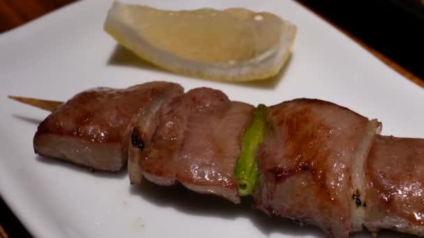Tavuk Göğsü Barbekü Içinde Japon Restoranı Plaka Üzerinde Hareket — Stok video