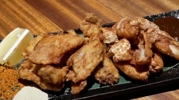 Panorering Skott Stekt Kycklingvingar Och Huden Bord Inne Japansk Restaurang — Stockvideo