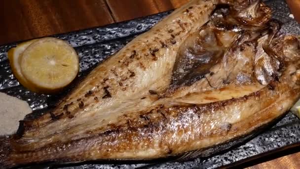 Rörelse Stekt Makrill Och Citron Bord Inne Japansk Restaurang — Stockvideo