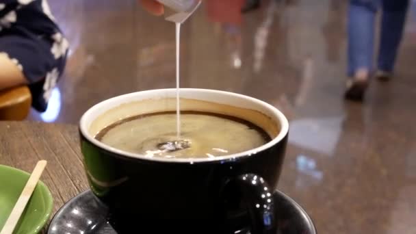 Κίνηση Του Άνθρωποι Βάζοντας Καφέ Κρέμα Και Αναδεύοντας Μέσα Καφενείο — Αρχείο Βίντεο