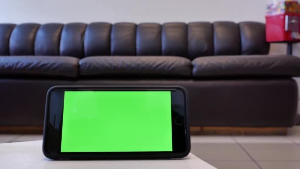 Movimiento Del Teléfono Pantalla Verde Frente Del Sofá Pantalla Dentro — Vídeos de Stock