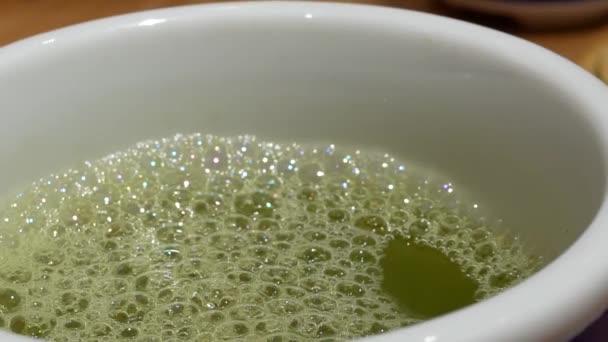日本餐厅内餐桌上的热绿茶运动 — 图库视频影像