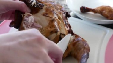 Seramik Şef bıçak ve kesme tavuk kesme tahtası üzerinde kullanan kadın hareketi 