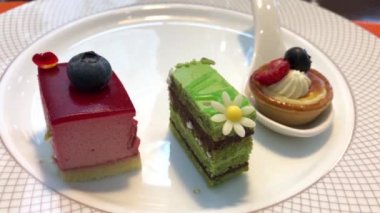 Mini kek Restoran içindeki tablo üzerinde hareket 